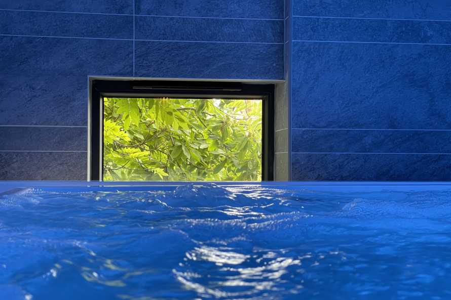 Espace détente avec sauna et jacuzzi