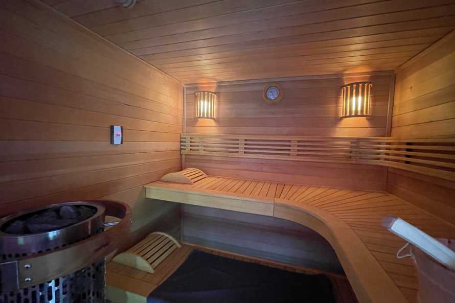 Espace détente avec sauna et jacuzzi
