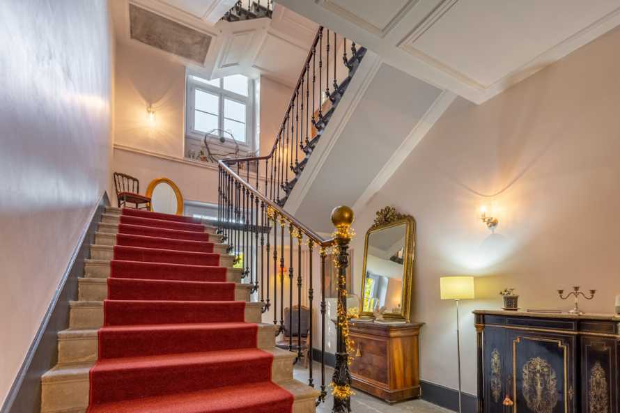 Escalier majestueux menant aux suites
