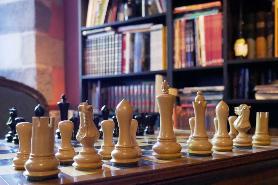 Table de jeux d'échec et pièces anciennes