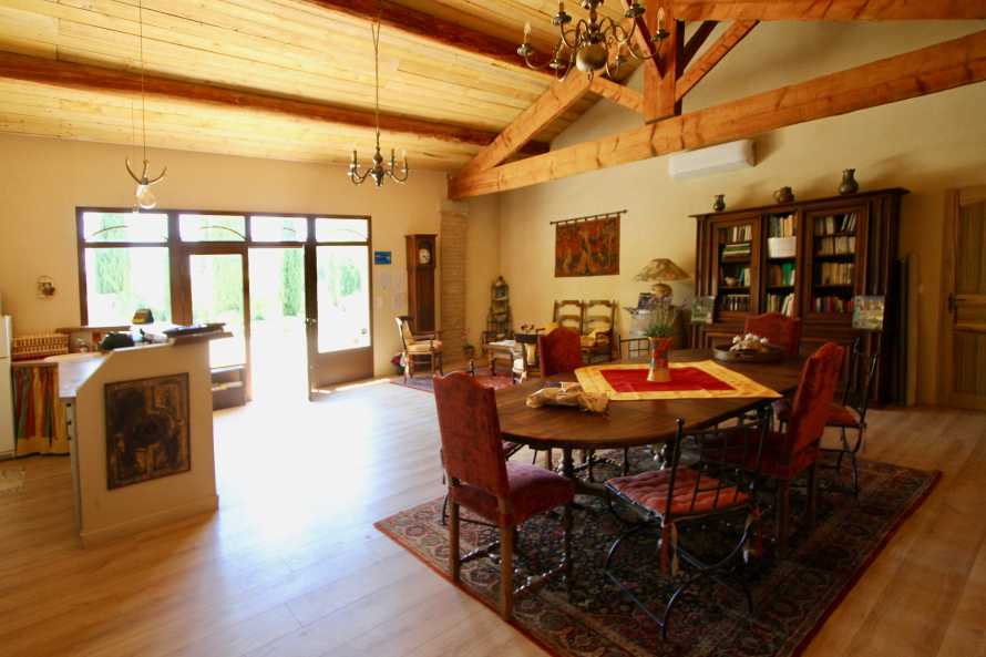 Guest lounge with library and games