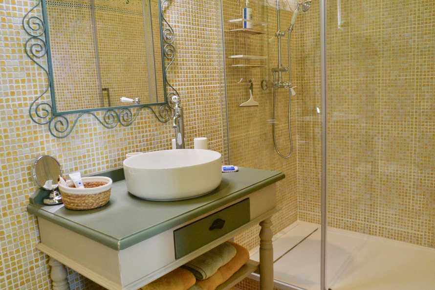 Bathroom of the Romance in Arles room