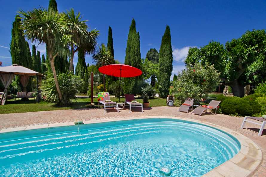 Relaxing pool in the countryside