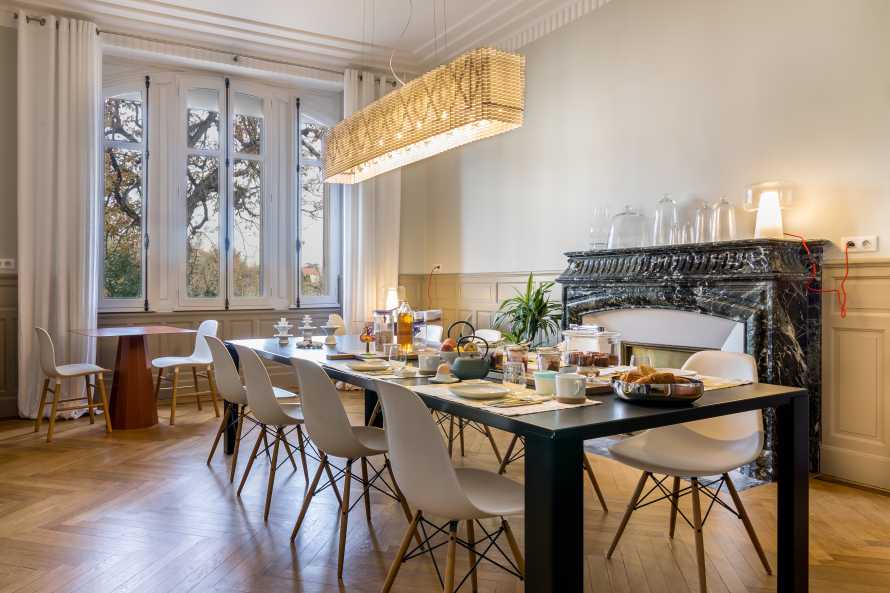  Guesthouse L'Autre Rives - breakfast table in winter