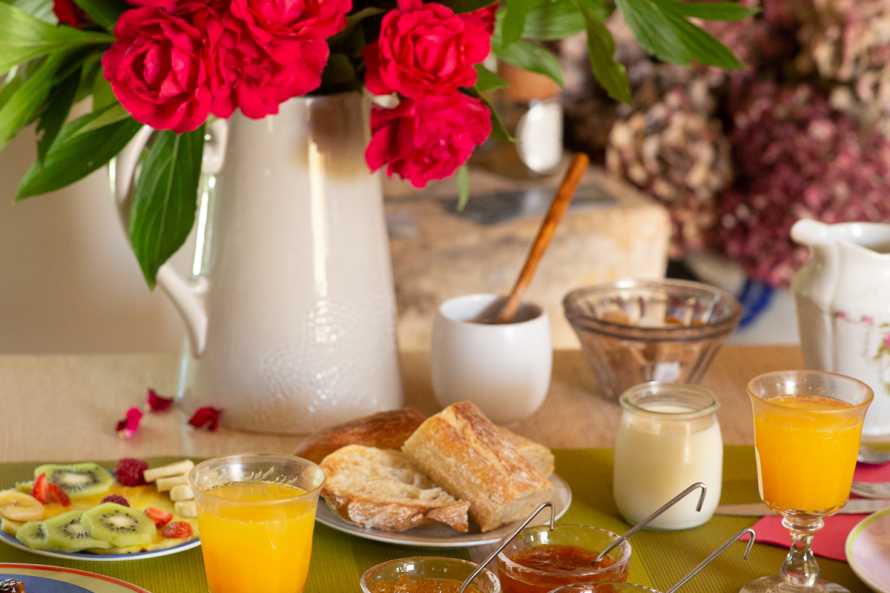 Le petit déjeuner maison avec des produits frais