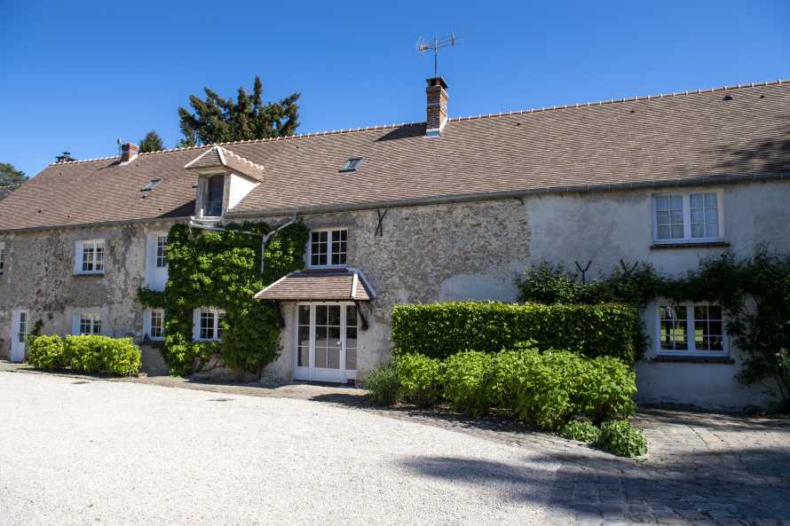 Entrance to the Moulin : private car park