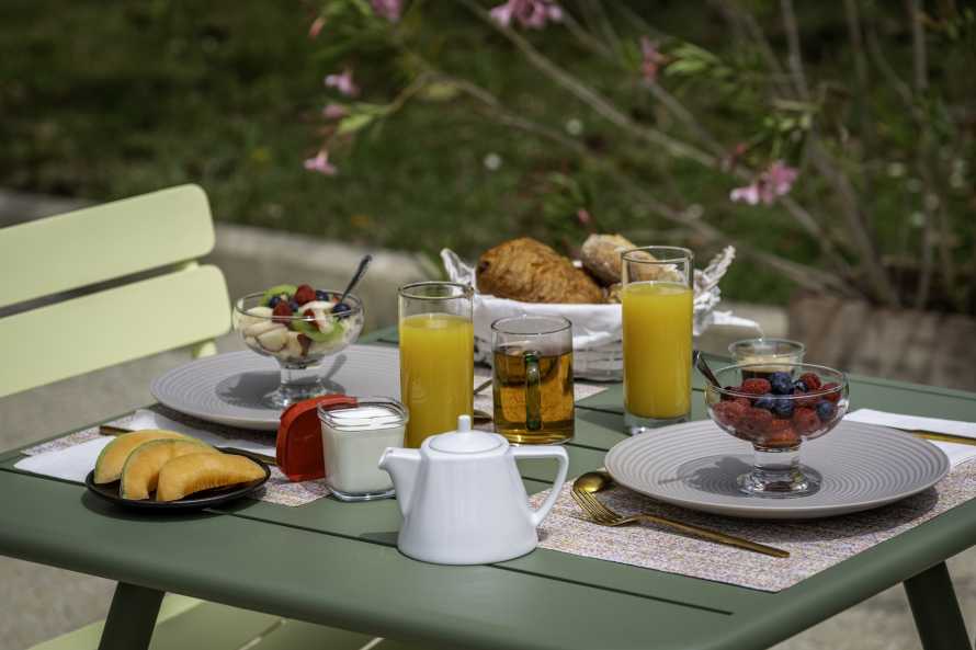Outdoor breakfast