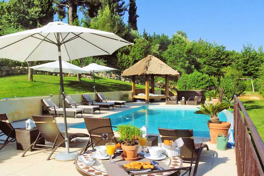 Petit-déjeuner dans le jardin