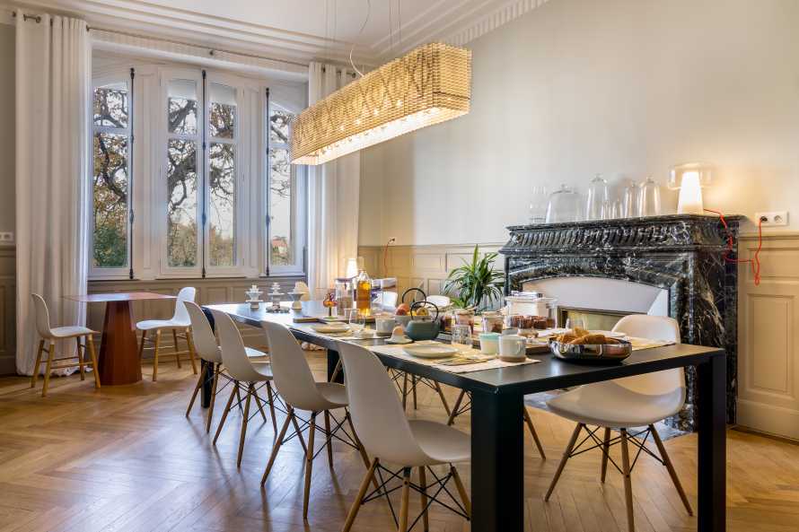 Guesthouse L'Autre Rives - breakfast table in winter